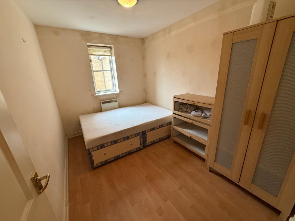 Lot: 179 - TWO-BEDROOM FLAT IN NEED OF IMPROVEMENT - Bedroom